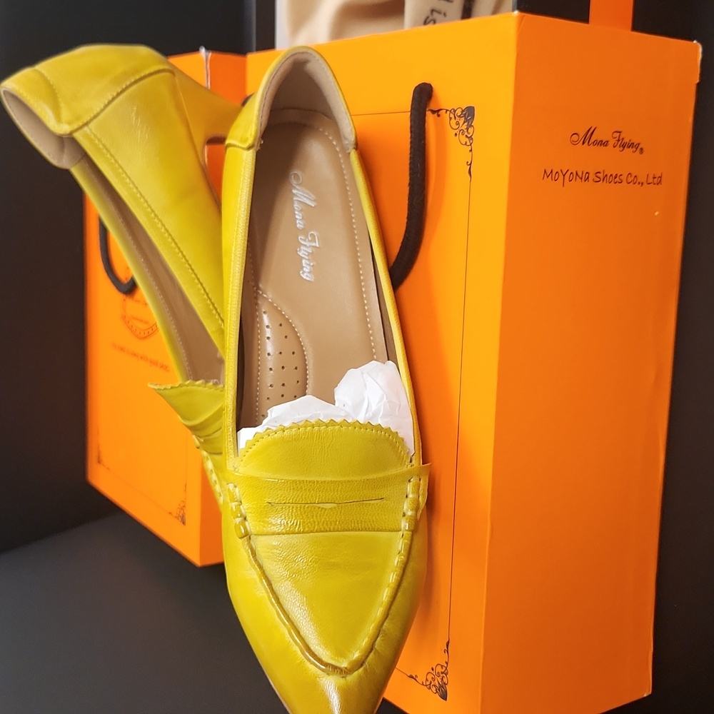 Women's Pointed Toe Leather Pumps - Picture 3 of 14
